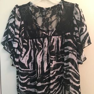 🦓Ladies Size Medium Animal Print Blouse